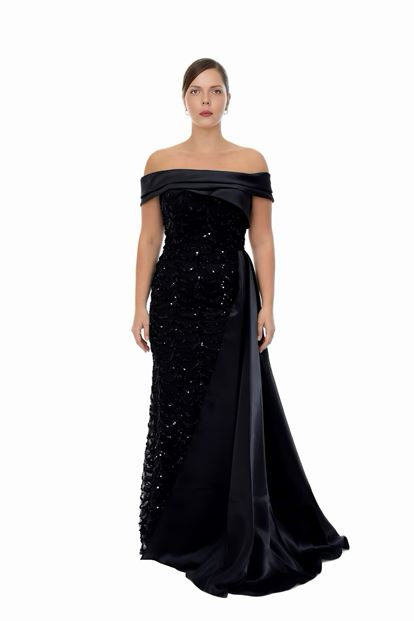 فستان سهرة أسود مزين بالترتر وياقة من الساتان، بمقاسات كبيرة